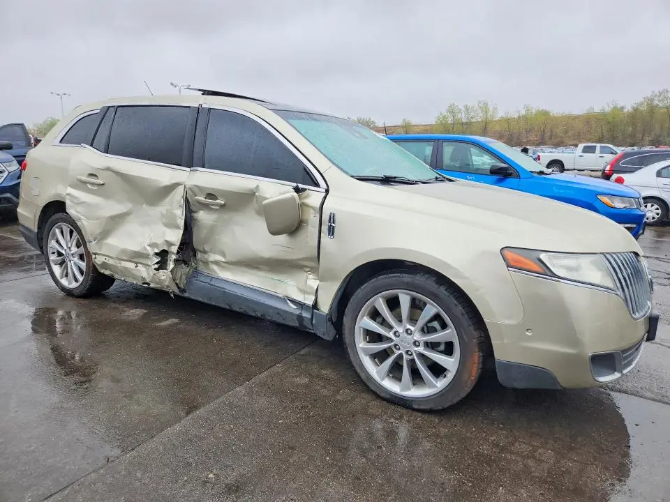 2011 LINCOLN MKT   