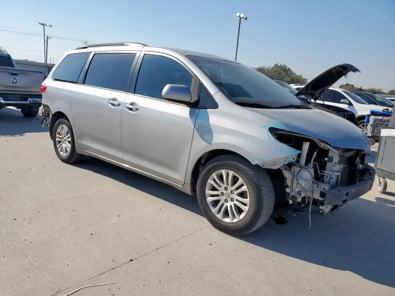 2017 TOYOTA SIENNA XLE  