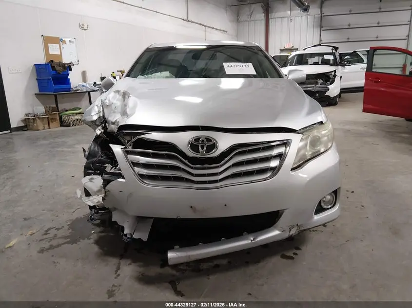 2011 TOYOTA CAMRY XLE V6