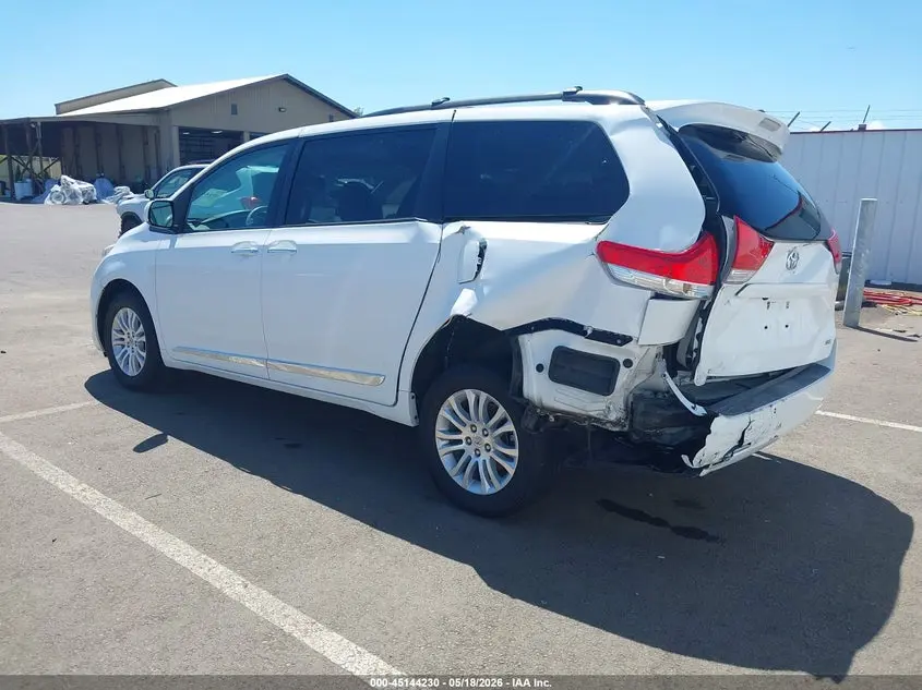 2012 TOYOTA SIENNA XLE V6 8 PASSENGER