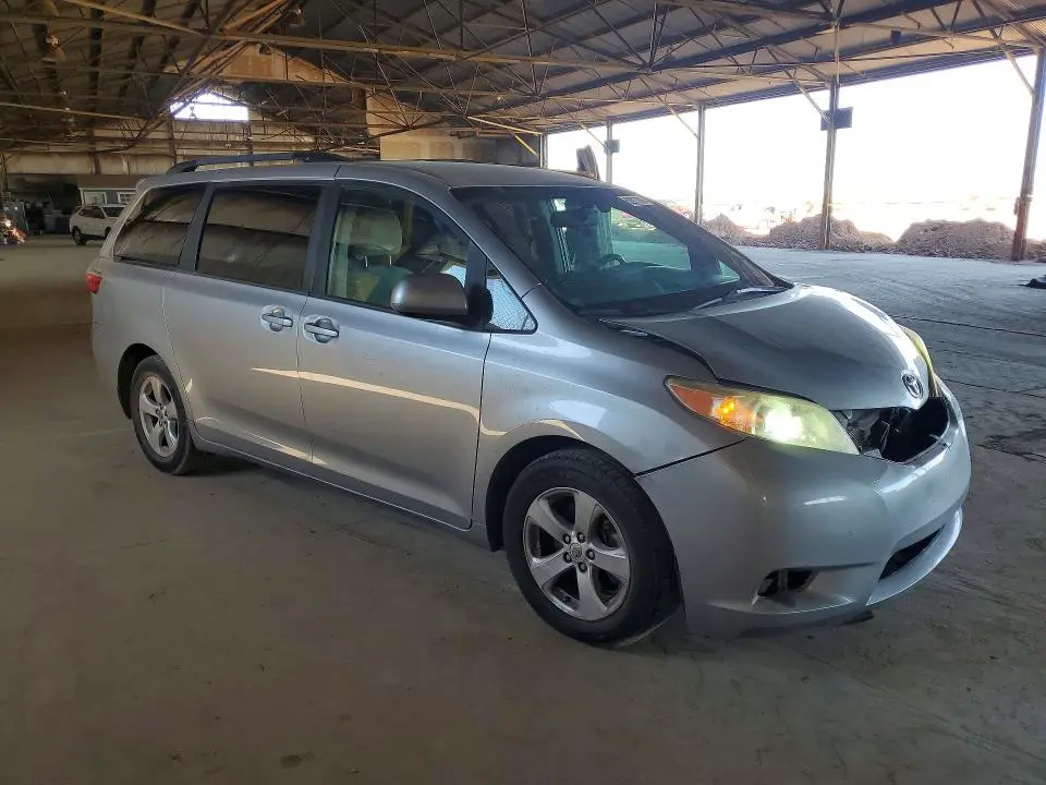 2016 TOYOTA SIENNA LE  