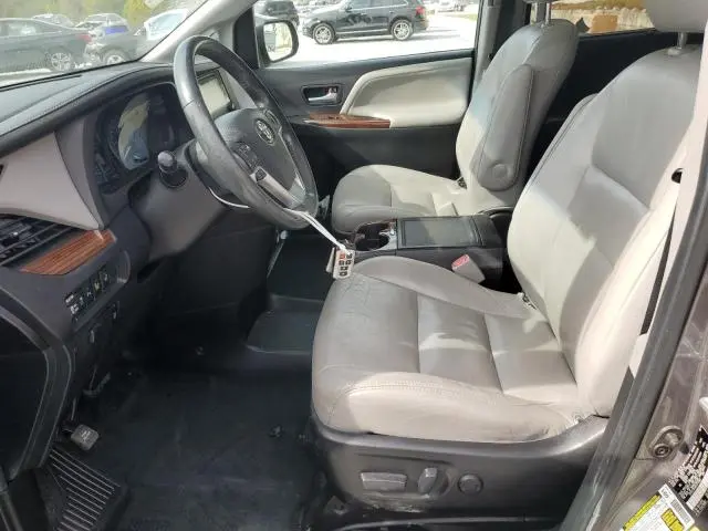 2017 TOYOTA SIENNA XLE  