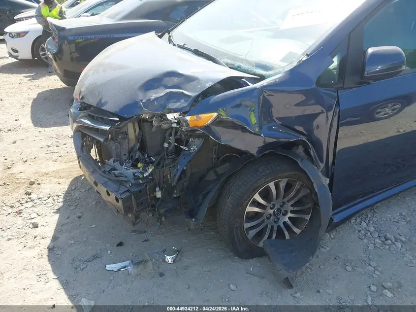 2019 TOYOTA SIENNA XLE 8 PASSENGER