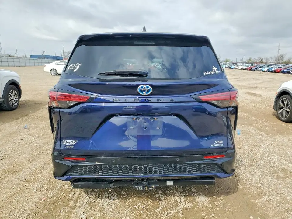 2021 TOYOTA SIENNA XSE  