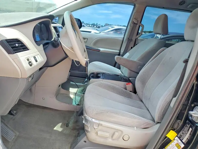 2011 TOYOTA SIENNA LE  