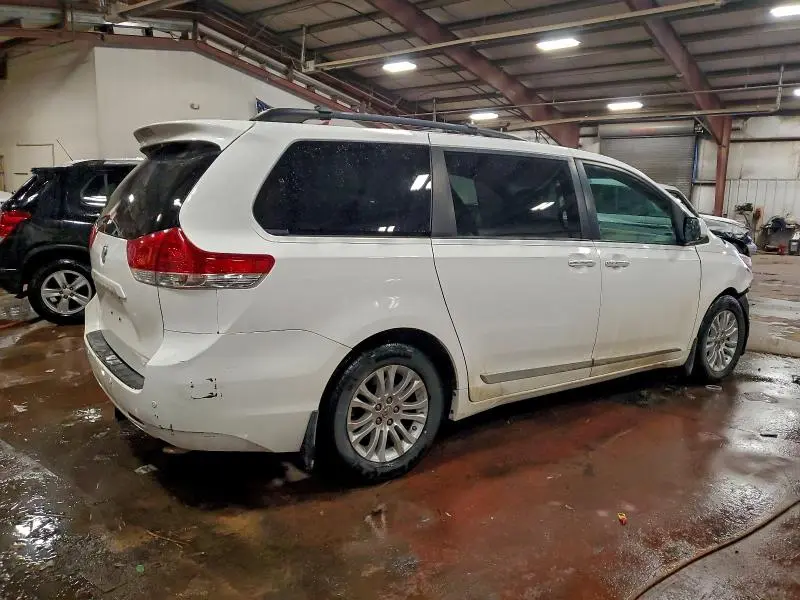 2013 TOYOTA SIENNA XLE  