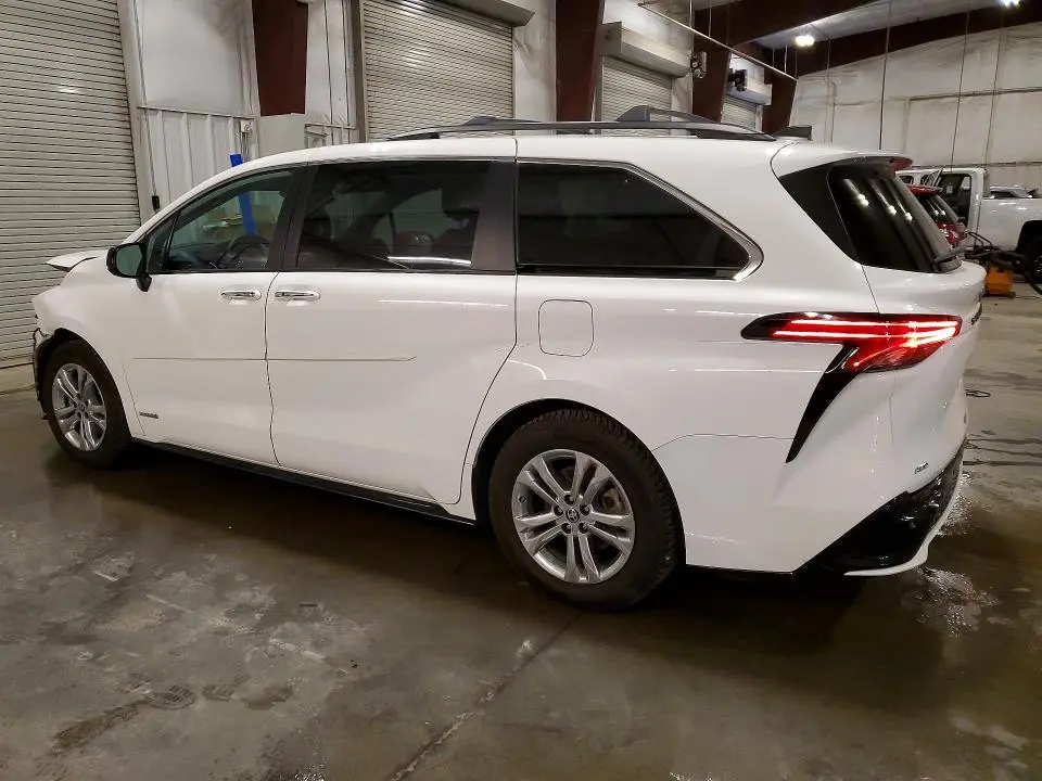 2021 TOYOTA SIENNA XSE  