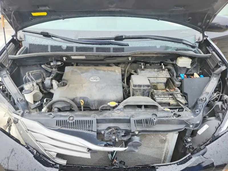 2013 TOYOTA SIENNA XLE 8-PASSENGER  
