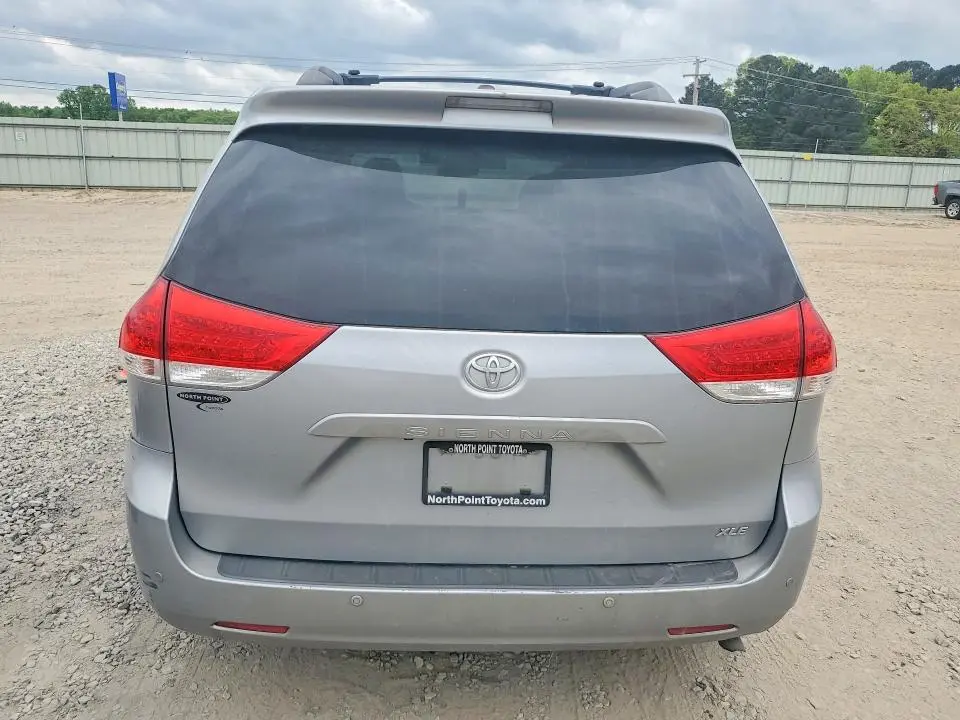 2014 TOYOTA SIENNA XLE 8-PASSENGER  