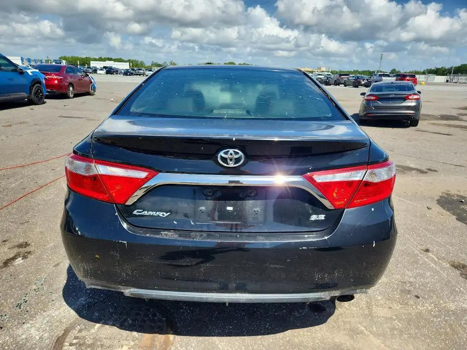2015 TOYOTA CAMRY SE  