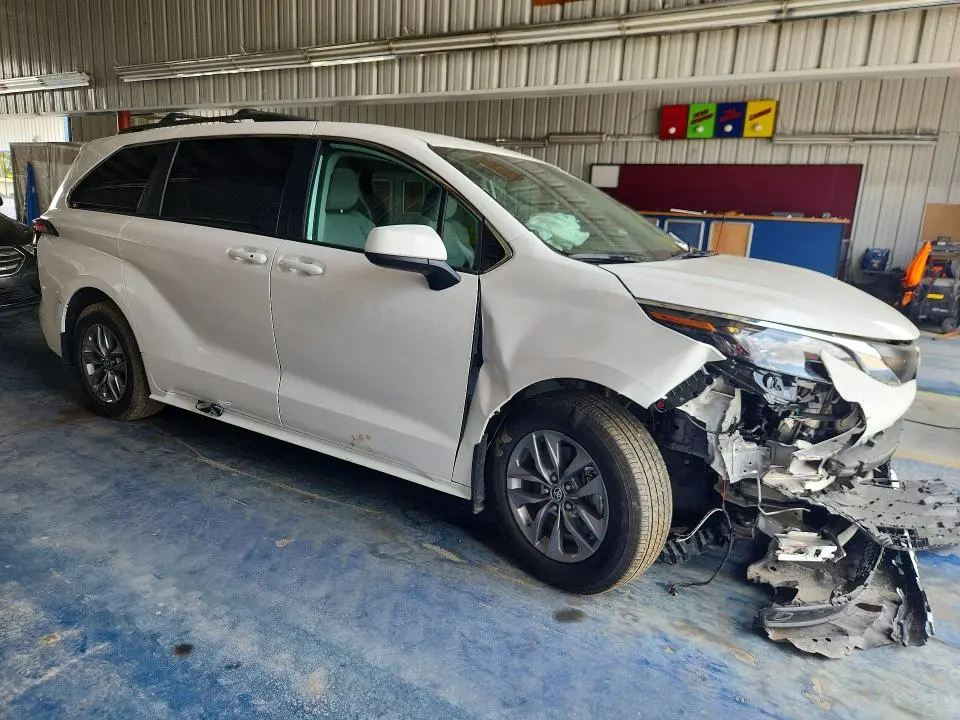2024 TOYOTA SIENNA LE  