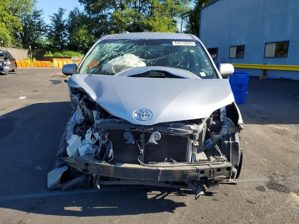 2015 TOYOTA SIENNA LE  
