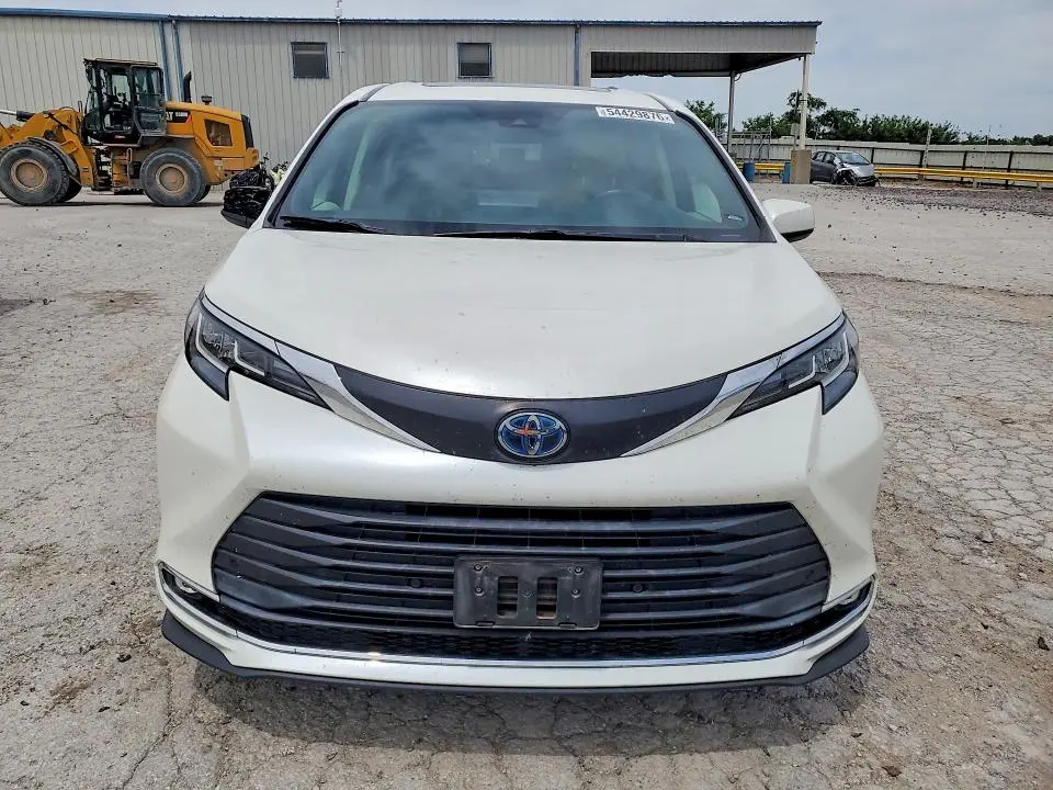 2021 TOYOTA SIENNA XLE  