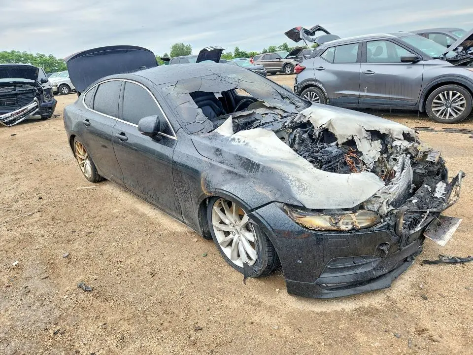 2017 VOLVO S90 T6 MOMENTUM  