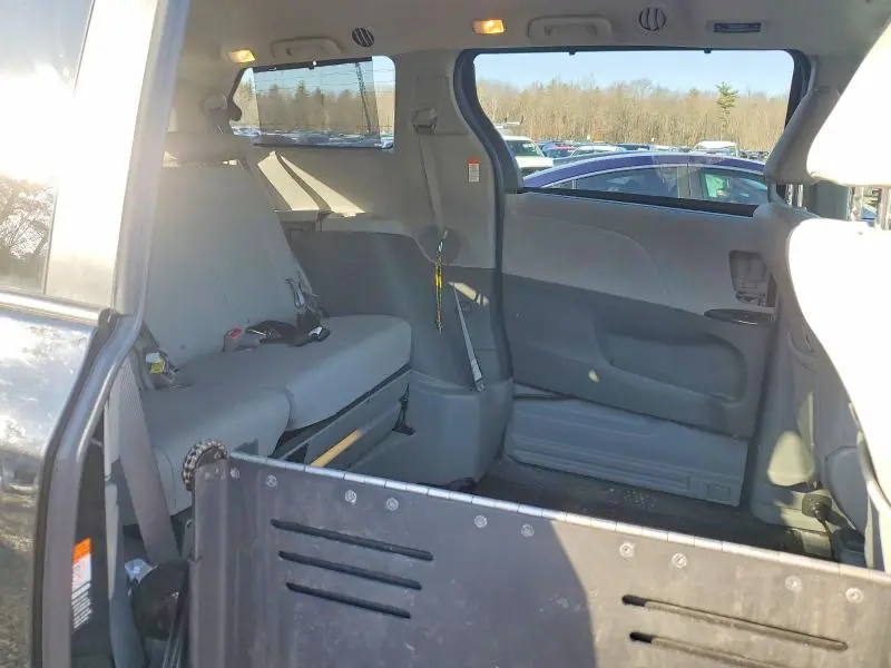 2018 TOYOTA SIENNA XLE 8-PASSENGER  