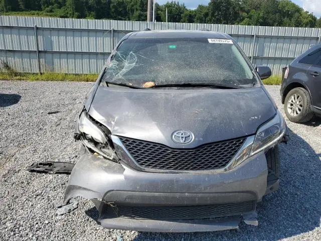 2017 TOYOTA SIENNA SE  