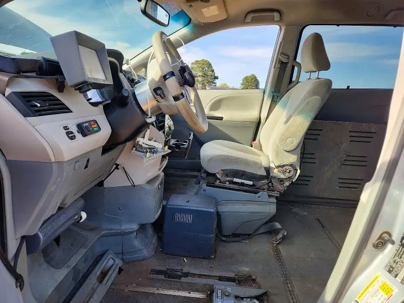 2014 TOYOTA SIENNA LE MOBILITY 7-PASSENGER  