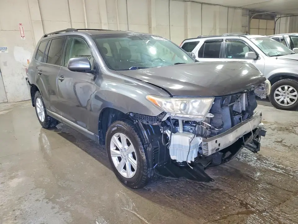 2011 TOYOTA HIGHLANDER SE  