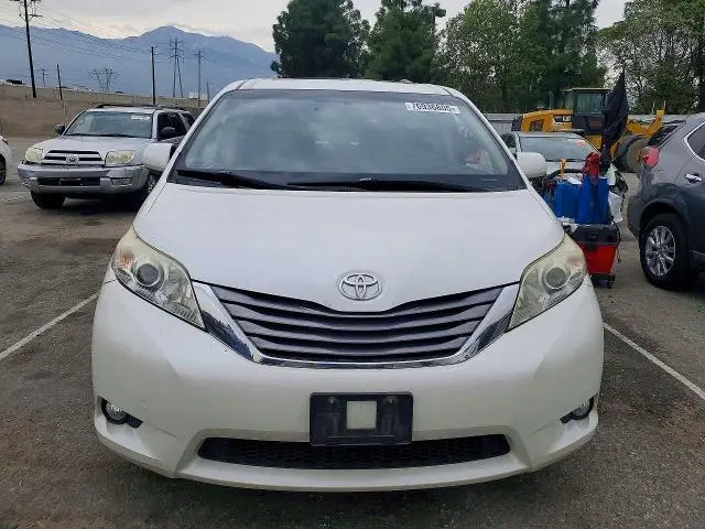 2016 TOYOTA SIENNA XLE  
