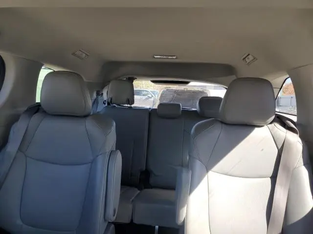 2021 TOYOTA SIENNA XLE  