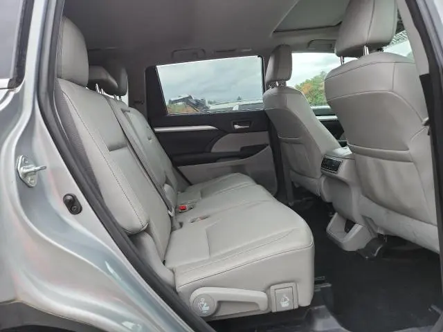 2018 TOYOTA HIGHLANDER SE  