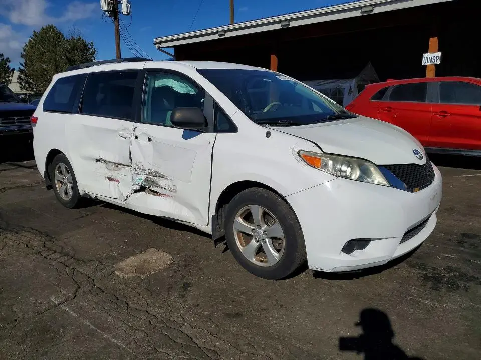 2014 TOYOTA SIENNA LE  