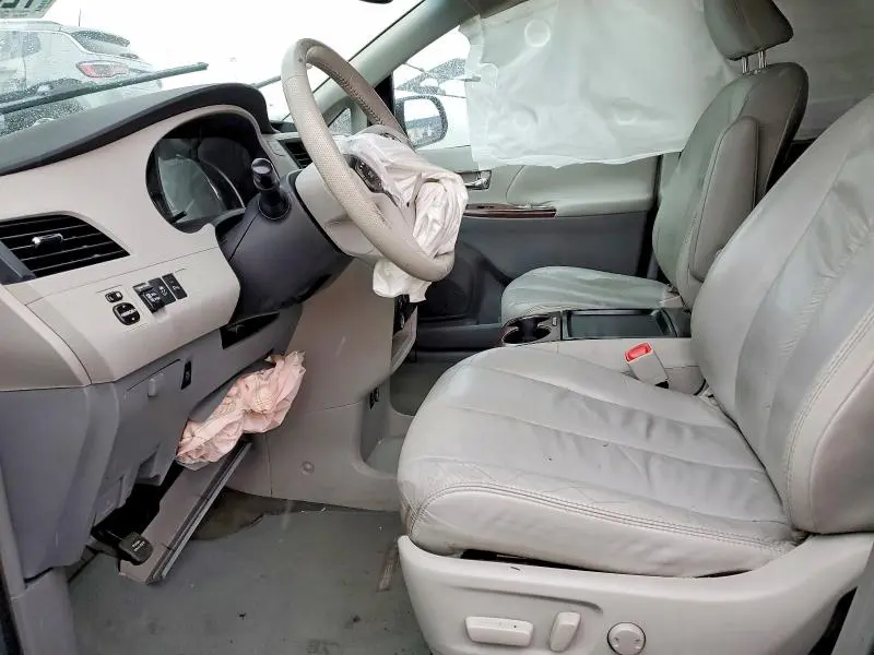 2011 TOYOTA SIENNA XLE  