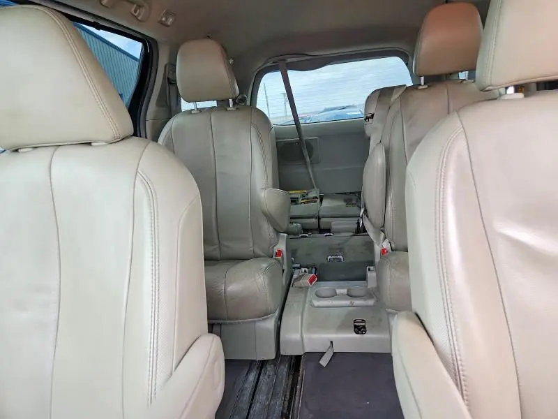 2013 TOYOTA SIENNA XLE 8-PASSENGER  