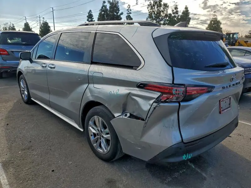 2022 TOYOTA SIENNA XLE  