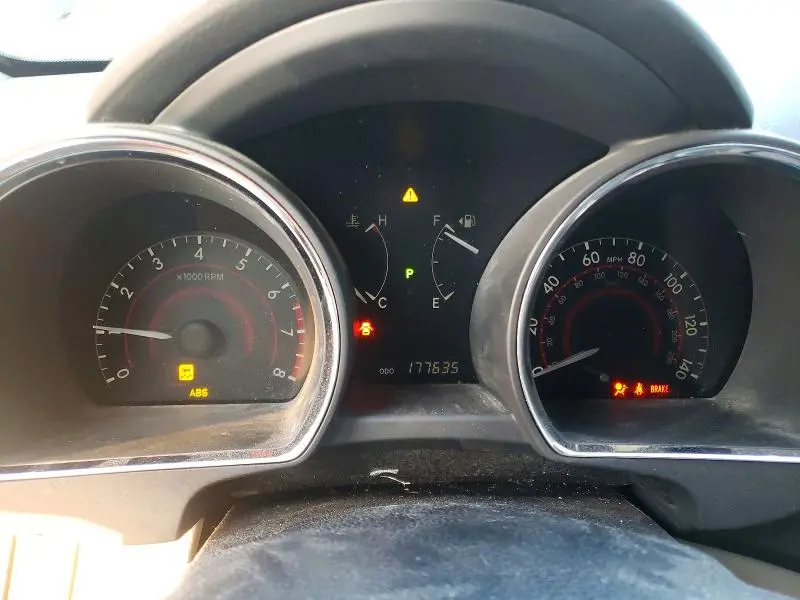 2011 TOYOTA HIGHLANDER SE  