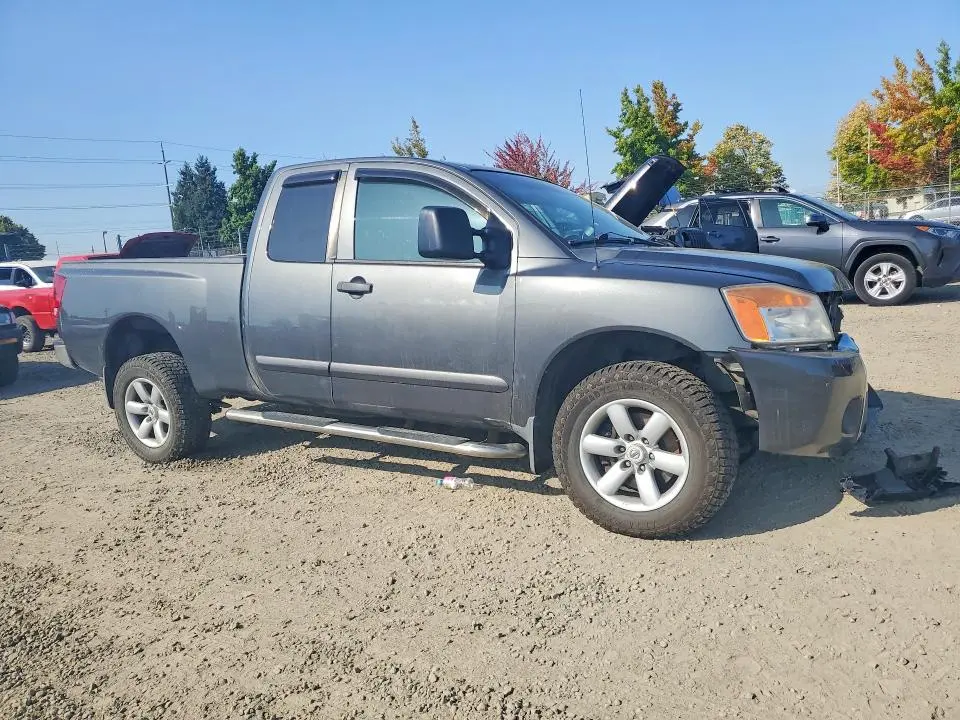 2011 NISSAN TITAN SV  