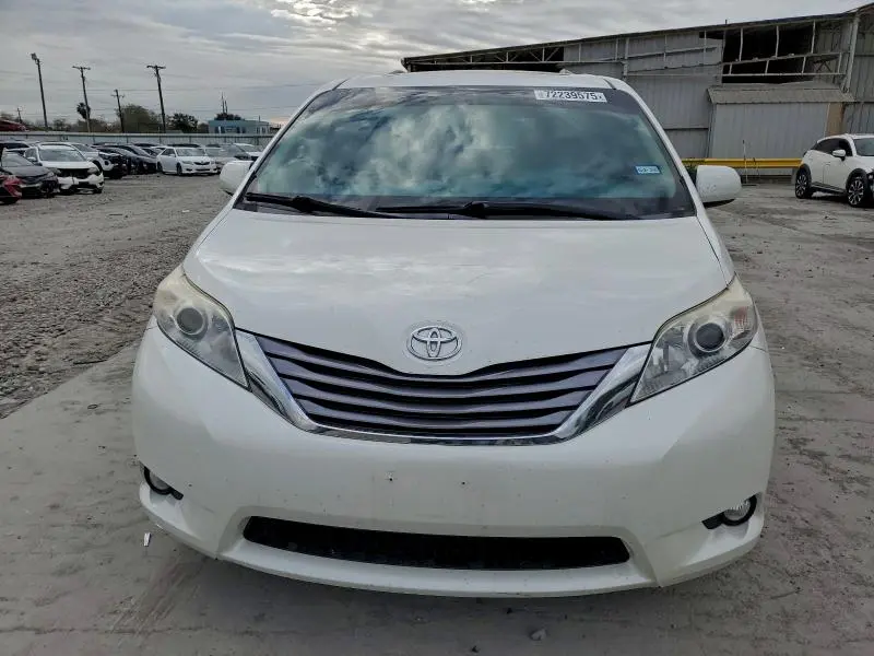 2017 TOYOTA SIENNA XLE  