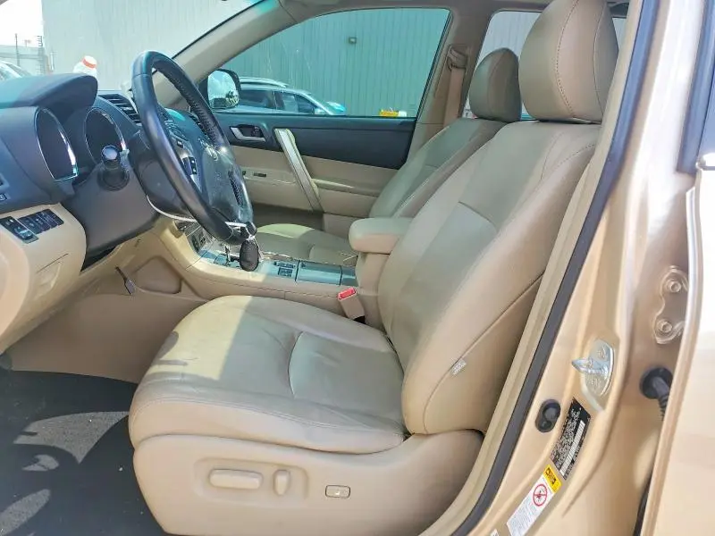 2013 TOYOTA HIGHLANDER SE  