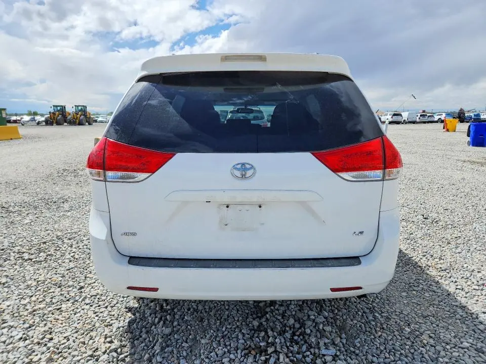 2013 TOYOTA SIENNA LE 7-PASSENGER  