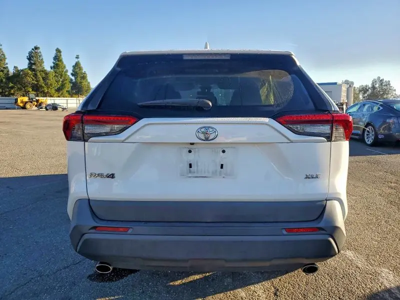 2019 TOYOTA RAV4 XLE  