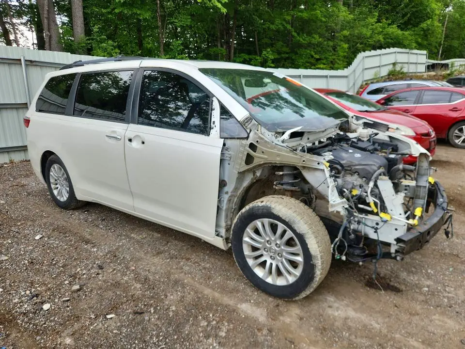 2015 TOYOTA SIENNA XLE 8-PASSENGER  