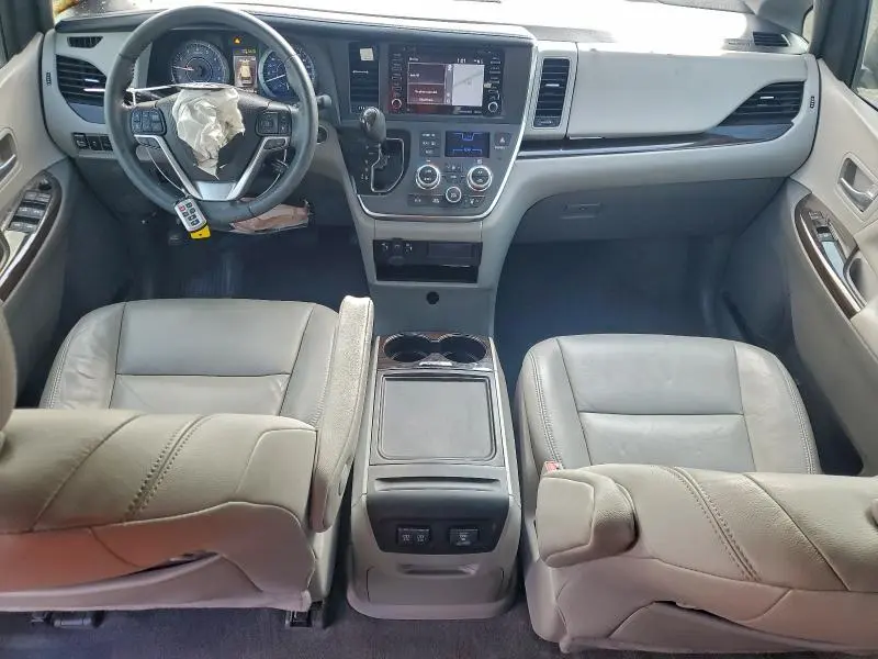 2018 TOYOTA SIENNA XLE  