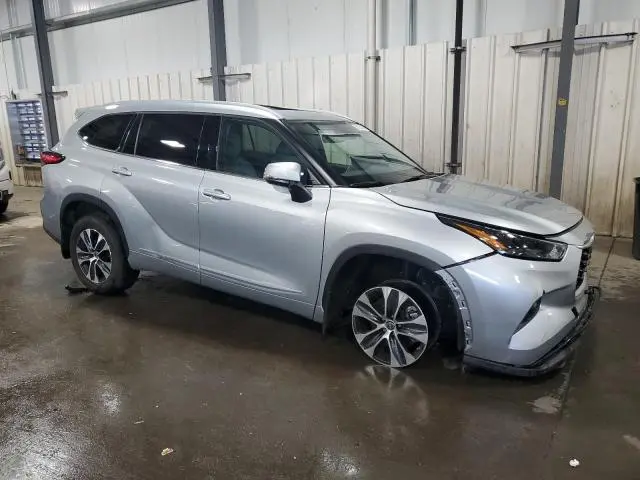 2022 TOYOTA HIGHLANDER XLE  