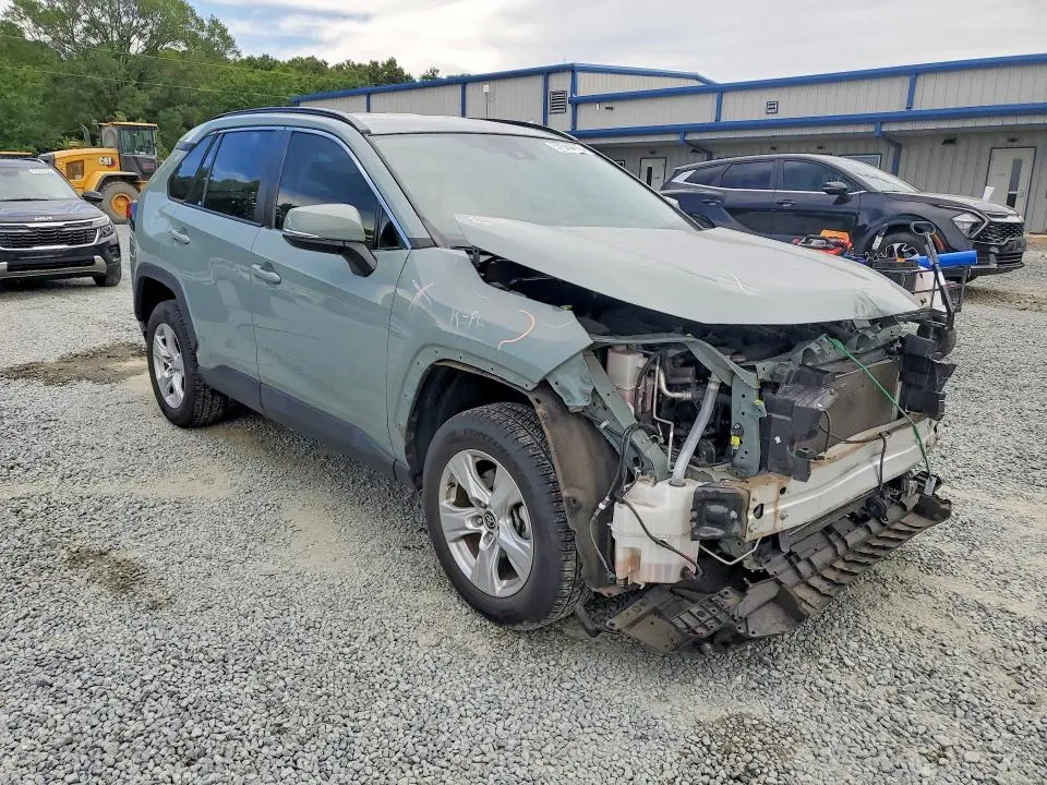 2021 TOYOTA RAV4 XLE  