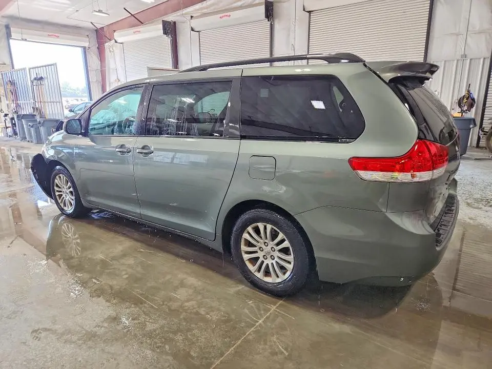 2014 TOYOTA SIENNA XLE 8-PASSENGER  
