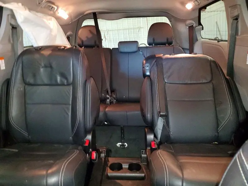 2018 TOYOTA SIENNA SE PREMIUM 8-PASSENGER  