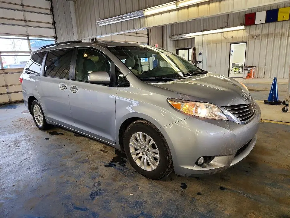2015 TOYOTA SIENNA XLE 8-PASSENGER  