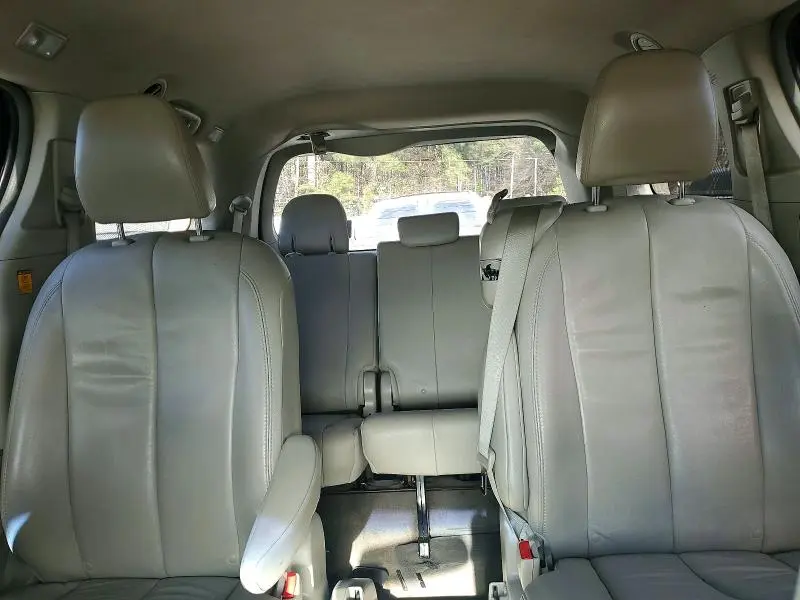 2013 TOYOTA SIENNA XLE  