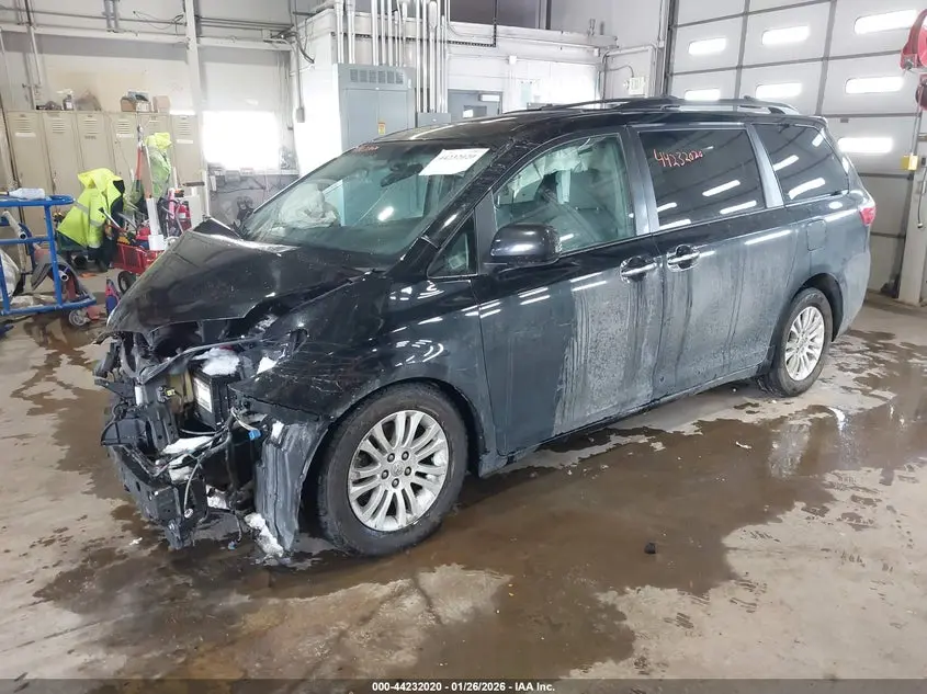 2015 TOYOTA SIENNA XLE 8 PASSENGER