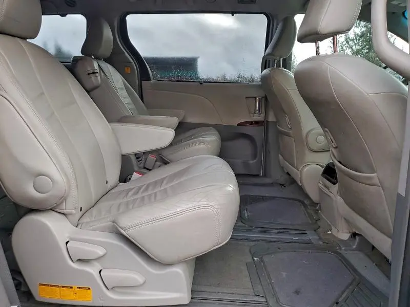 2012 TOYOTA SIENNA SE 8-PASSENGER  
