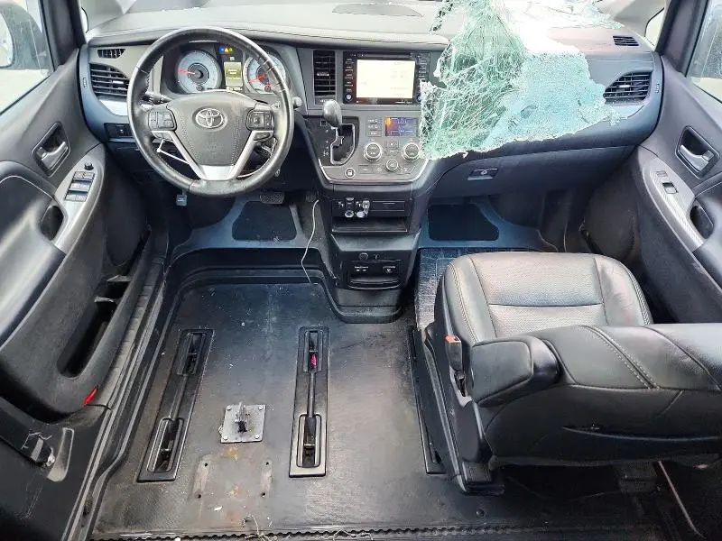 2018 TOYOTA SIENNA SE 8-PASSENGER  