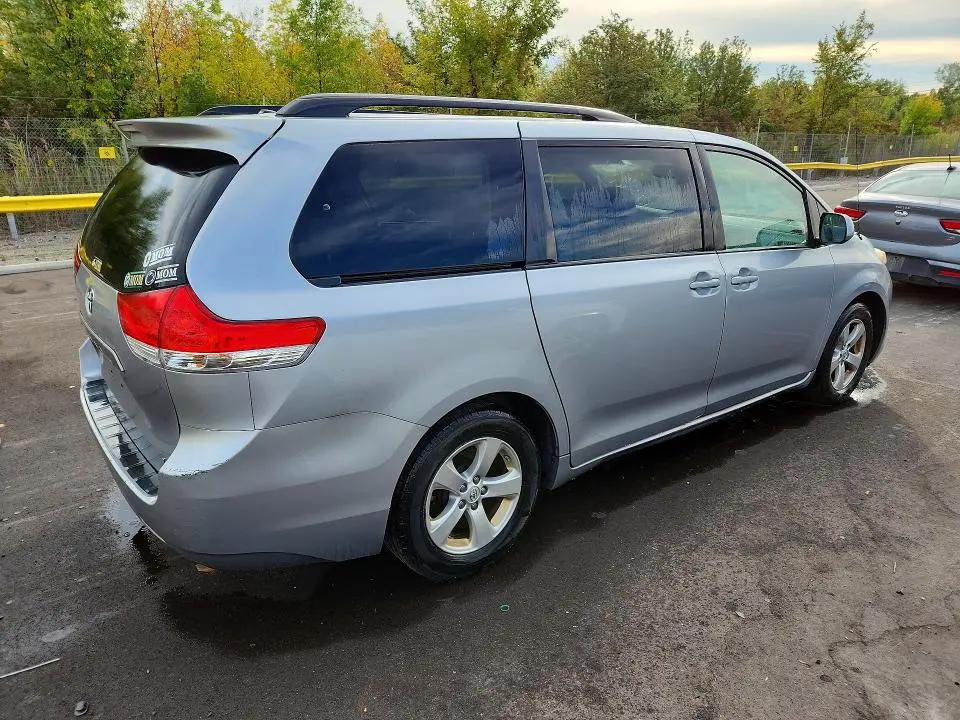 2014 TOYOTA SIENNA LE  