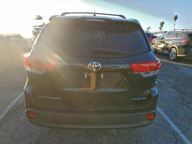 2019 TOYOTA HIGHLANDER SE  