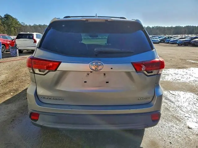 2017 TOYOTA HIGHLANDER SE  