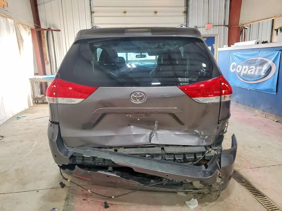 2014 TOYOTA SIENNA XLE 8-PASSENGER  